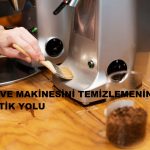 Kahve makinesini temizlemenin en pratik yolu Kahve makinenizi her ay  temizlemek temizlemek zorunda olduğunuzu biliyor musunuz?Sadece kahve lekelerinden değil aynı zamanda oluşabilecek küfleri de önlemek adına her ay düzenli kahve makinenizi temizlemelisiniz.