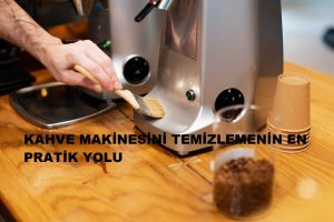 Kahve makinesini temizlemenin en pratik yolu Kahve makinenizi her ay temizlemek temizlemek zorunda olduğunuzu biliyor musunuz?Sadece kahve lekelerinden değil aynı zamanda oluşabilecek küfleri de önlemek adına her ay düzenli kahve makinenizi temizlemelisiniz.