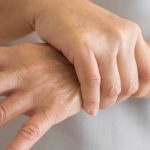 Dikkat bu vitamin eksikliği ellerde titremeye neden oluyor