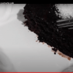 Sosunda yumurta olmayan ıslak kek tarifi