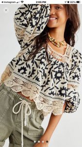 Read more about the article Örgü kumaş birleşimi bluz ceket modelleri