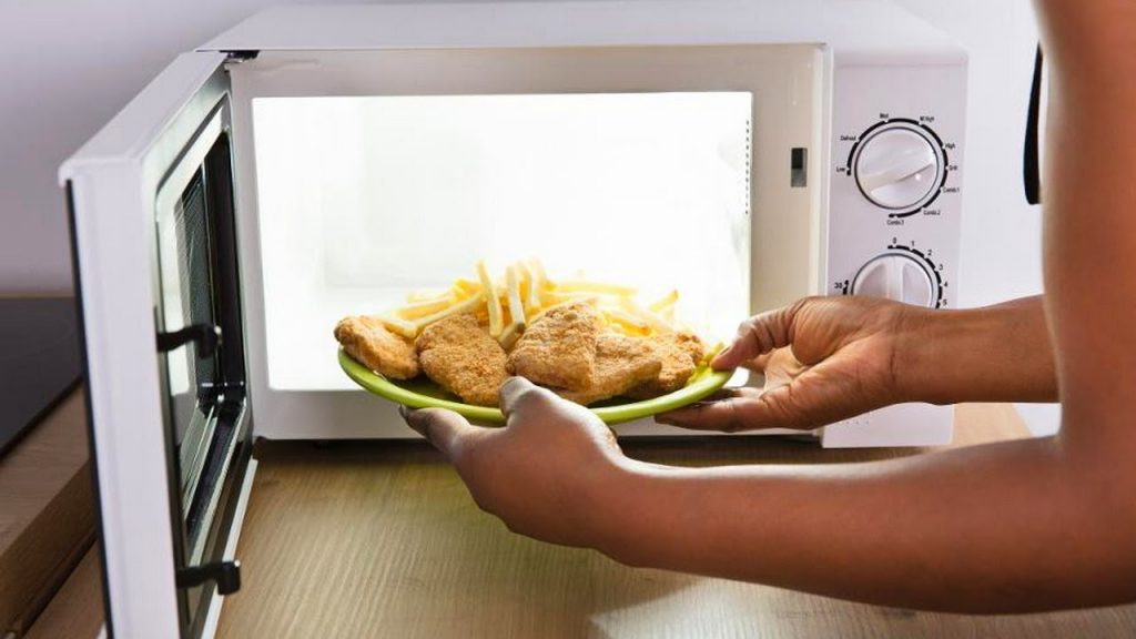 Mikrodalga fırında asla yeniden ısıtmamanız gereken yiyecekler