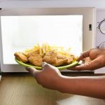 Mikrodalga fırında asla yeniden ısıtmamanız gereken yiyecekler