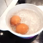 Yumurta kaynatırken çatlamaması için bunu yapın