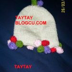 YAPILIŞI 5 nolu şişimiz ile 65 ilmek atıyoruz 32sıra düz örün ve 20 ilmek tebr 1 ilmek kesmeye başlayın sonraki 3 sırada sırası ile önce10 ilmektebir sonra 5 ilmekte bir ve 3 ilmekte bir 1er ilmek kesin 6 ilmek kalana kadar 1 ilmek örüp 1ilmek kesin ve bitirin toplar için farklı renkler kullanarak 10 ilmeği 3 sıra haroşo ördükten sonra yuvarlayıp dikin