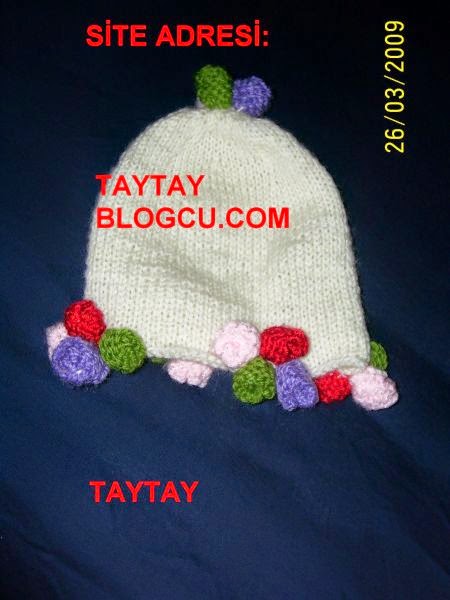 YAPILIŞI
5 nolu şişimiz ile 65 ilmek atıyoruz 32sıra düz örün ve 20 ilmek tebr 1 ilmek kesmeye başlayın
sonraki 3 sırada sırası ile önce10 ilmektebir sonra 5 ilmekte bir ve 3 ilmekte bir 1er ilmek kesin
6 ilmek kalana kadar 1 ilmek örüp 1ilmek kesin ve bitirin
toplar için farklı renkler kullanarak 10 ilmeği 3 sıra haroşo ördükten sonra yuvarlayıp dikin