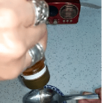 Balın kaşığa yapışmaması için bunu yapın