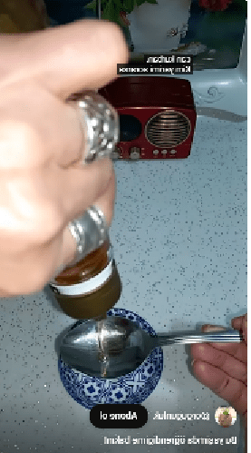 Balın kaşığa yapışmaması için bunu yapın