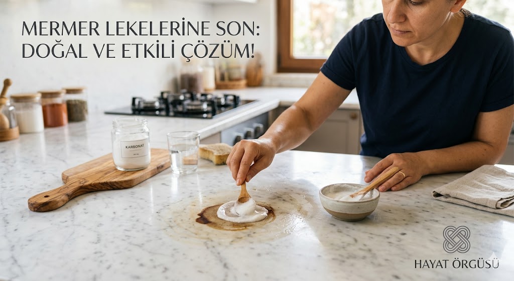 Mutfak tezgahındaki lekeye karbonat lapası uygulaması yapan bir kadın, mermer temizliği ipuçları