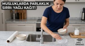 Mutfak musluğunu parlatmak için yağlı kağıt kullanan Hülya, kireçten koruyan doğal temizlik uygulaması.